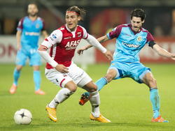 Nemanja Gudelj (l.) van AZ zorgt ervoor dat Vitesse-speler Marko Vejinović niet aan de bal komt. (22-11-2014)