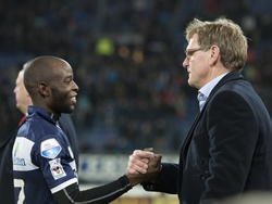 SC Heerenveen-trainer Dwight Lodeweges (r.) schudt PEC Zwolle-speler Jody Lukoki (l.) de hand na de wedstrijd. (07-02-2015)