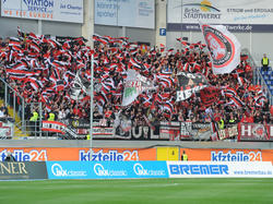 Los fans del Bayer Leverkusen celebraron la amplia victoria a domicilio de su equipo. (Foto: Getty)