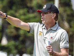 Alfons Groenendijk probeert zijn team neer te zetten in het oefenduel met het Westers elftal. Hij bereidt zich met SBV Excelsior voor op de competitie. (04-07-2015)