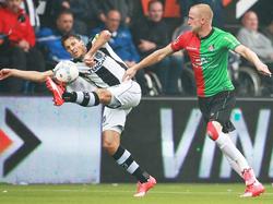 Mark-Jan Fledderus (l.) is Sjoerd Ars (r.) te snel af tijdens het competitieduel Heraces Almelo - NEC Nijmegen. (16-08-2015)