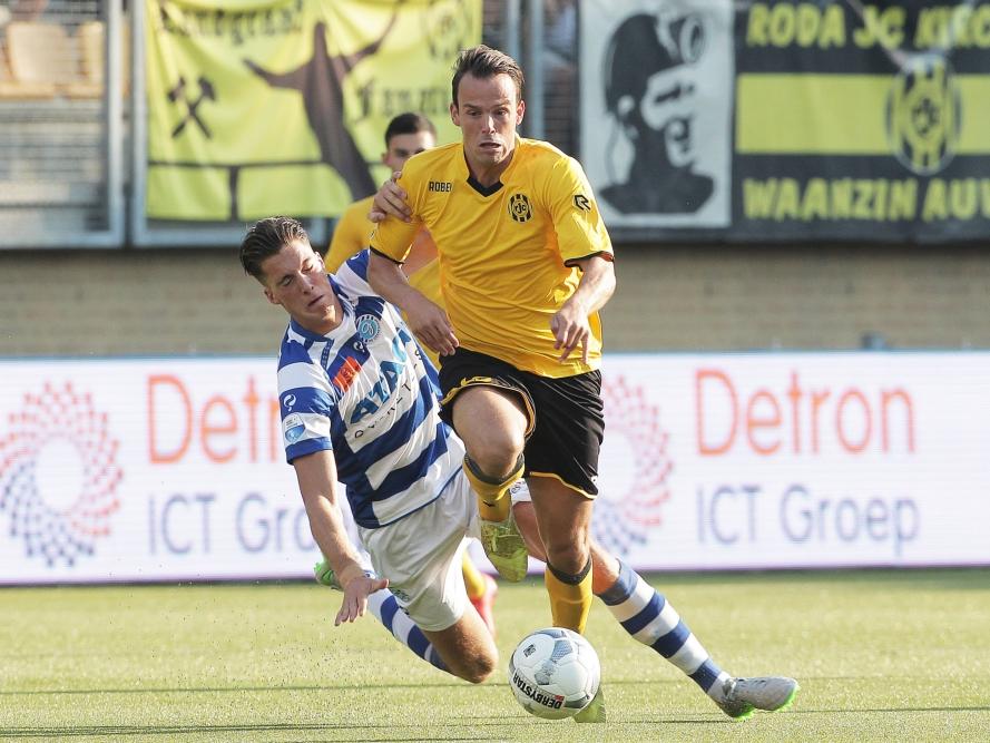 Anco Jansen (r.) is Tim Linthorst (l.) te snel af tijdens Roda JC Kerkrade - De Graafschap. (22-08-2015)