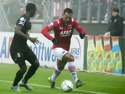 Ongeveer 4,5 jaar na zijn laatste wedstrijd in de Eredivisie, is Mounir El Hamdaoui (r.) terug op de Nederlandse velden. De Marokkaan probeert hier langs Janio Bikel te komen. (01-11-2015)