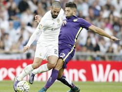 Adnane Tighadouini probeert Isco af te stoppen tijdens de competitiewedstrijd Real Madrid - Málaga CF. (26-09-2015)