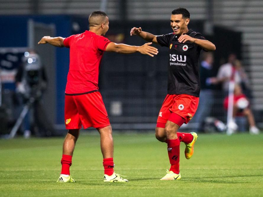 Khalid Karami (r.) viert de 1-0 met reservespeler Anouar Hadouir (l.) tijdens het competitieduel Excelsior - Heracles Almelo (10-09-2016).