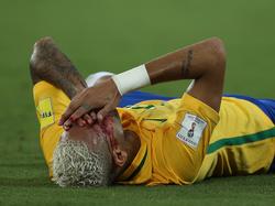 Neymar ligt met een bloedende hoofdwond op het veld tijdens Brazilië-Bolivia (5-0). De aanvaller slaat zijn handen voor zijn ogen. (06-10-2016)