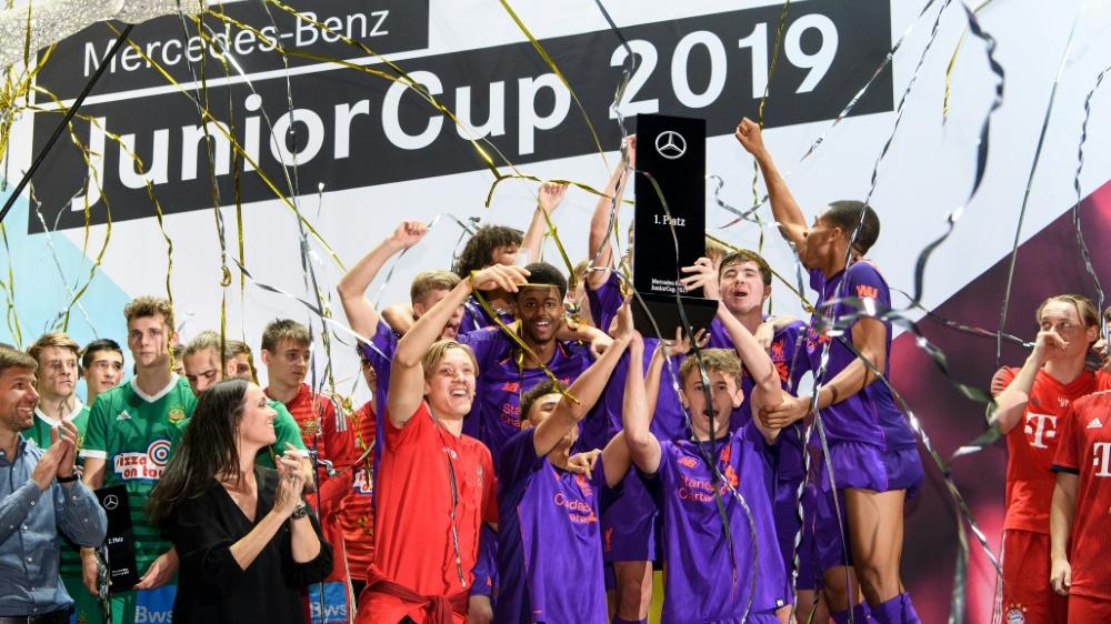 Die A-Junioren des FC Liverpool feiern ihren Triumph Die A-Junioren des FC Liverpool feiern ihren Triumph