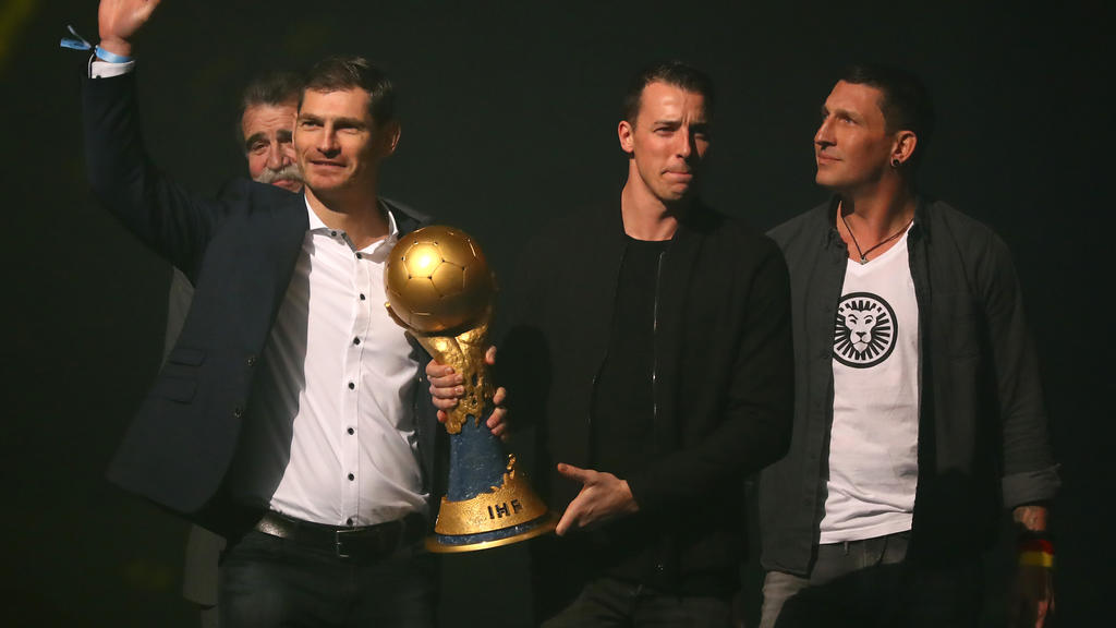 Die Weltmeister von 2007 bringen den Pokal in die Halle