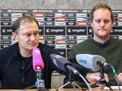 Präsident Oke Göttlich (r.) will weiter an Trainer Ewald Lienen festhalten