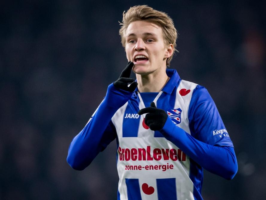 Martin Ødegaard geeft aanwijzingen in het duel tussen PSV en sc Heerenveen. (22-01-2017)
