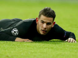 Lucas Hernández cae al césped en el duelo de Champions frente al Bayern. (Foto: Getty)