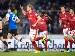 Simon Terodde schießt den VfB Stuttgart mit seinen zwei Toren an die Tabellenspitze