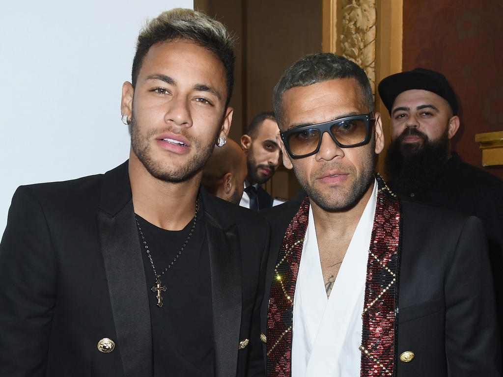 Neymar con Dani Alves en la 'Fashion Week' de Paris. (Foto: Getty)
