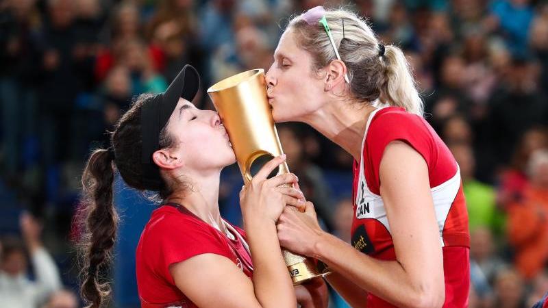 Melissa Humana-Paredes (l.) und Sarah Pavan feiern in Hamburg ihren WM-Titel Melissa Humana-Paredes (l.) und Sarah Pavan feiern in Hamburg ihren WM-Titel