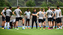 Hertha-Trainer Pál Dárdai (M.) nimmt zahlreiche Talente mit nach Österreich