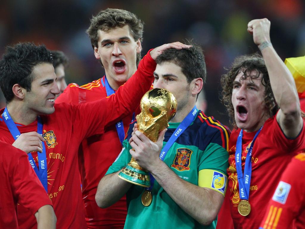 Holten 2010 mit Spanien den WM-Pokal: Iker Casillas (2.v.r) und Carles Puyol (r)