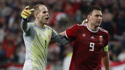 Péter Gulácsi (l.) absolvierte bisher 32 Länderspiele für Ungarn