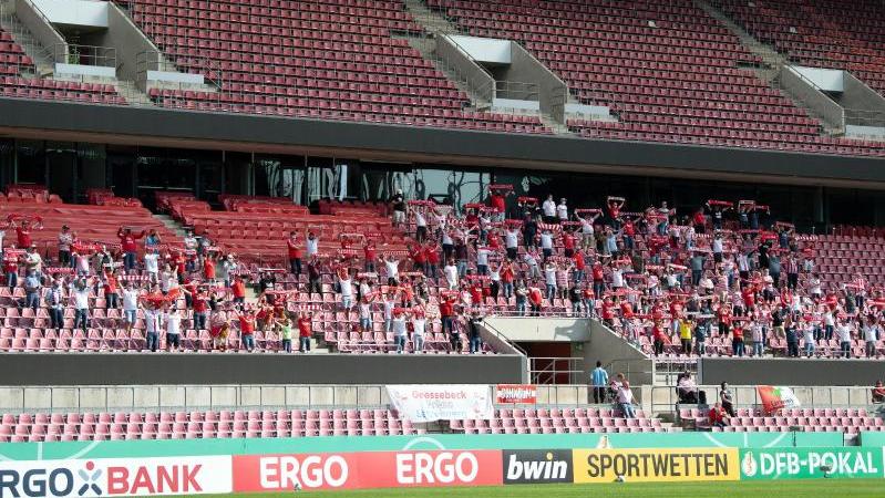 Der 1. FC Köln plant zum ersten Spiel in der Bundesliga mit 9200 Zuschauern Der 1. FC Köln plant zum ersten Spiel in der Bundesliga mit 9200 Zuschauern