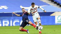 Bayern-Verteidiger Hernández im Duell mit Cristiano Ronaldo aus Portugal
