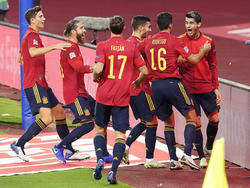 Morata (dcha.) es felicitado por sus compañeros de selección tras un gol.