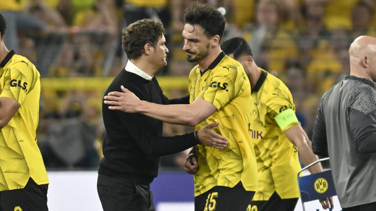 Hummels (phải) và HLV Terzic của BVB bất đồng quan điểm