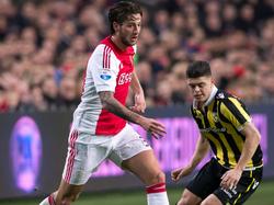 Milot Rashica (r.) verkijkt zich op een actie van Ajax-back Mitchell Dijks en moet vol in de ankers. (23-01-2016)