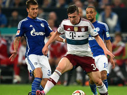 Roman Neustädter (l.) und Sidney Sam (r.) attackieren Bayern Münchens Pierre-Emil Hojbjerg