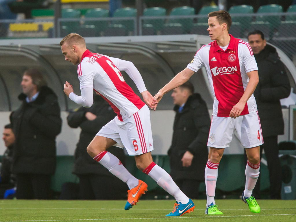Mike van der Hoorn (l.) is de vervanger van Niklas Moisander (r.) tijdens het competitieduel ADO Den Haag - Ajax. (30-11-2014)