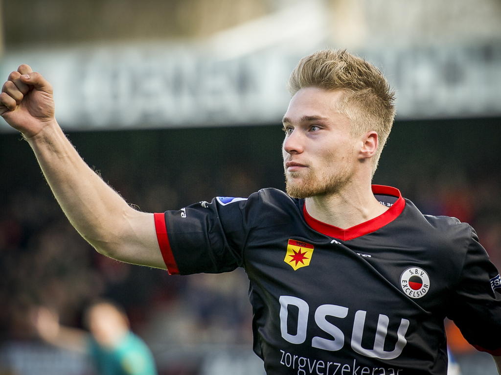 Tom van Weert viert zijn treffer tegen sc Heerenveen met het publiek in Rotterdam. De knappe intikker van Van Weert betekent de 2-0 tegen de Friezen.  (01-03-2015)