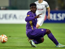 Micah Richards kan tijdens Fiorentina - Tottenham Hotspur in de zestiende finale van de Europa League, niet voorkomen dat de bal langs hem heen rolt. (26-02-2015)