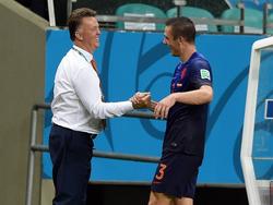 Bondscoach Louis van Gaal (l.) geeft verdediger Stefan de Vrij (r.) een ferme handdruk na de eclatante 5-1 overwinning van Oranje op Spanje. (13-06-2014)