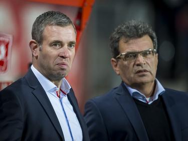 FC Twente-trainer René Hake (l.) en technisch directeur Ted van Leeuwen overleggen voorafgaand aan het competitieduel FC Twente - PSV. (24-10-2015)
