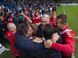 Hans de Koning (m.) en zijn technische staf vieren de 1-1 bij De Graafschap als een winstpartij, aangezien het resultaat voor Go Ahead Eagles voldoende is voor promotie naar de Eredivisie. (22-05-2016)