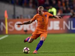 Rick Karsdorp geeft een voorzet tijdens het WK-kwalificatieduel Nederland - Frankrijk (10-10-2016).
