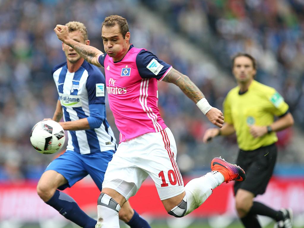 Lasogga (vorn) ist wieder eine ernsthafte Option für den HSV Lasogga (vorn) ist wieder eine ernsthafte Option für den HSV