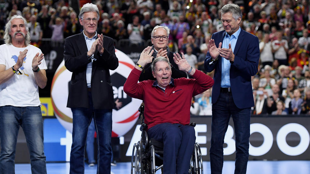 Die Fans gratulierten in der Halbzeitpause Joachim Deckarm zum 65. Geburtstag Die Fans gratulierten in der Halbzeitpause Joachim Deckarm zum 65. Geburtstag
