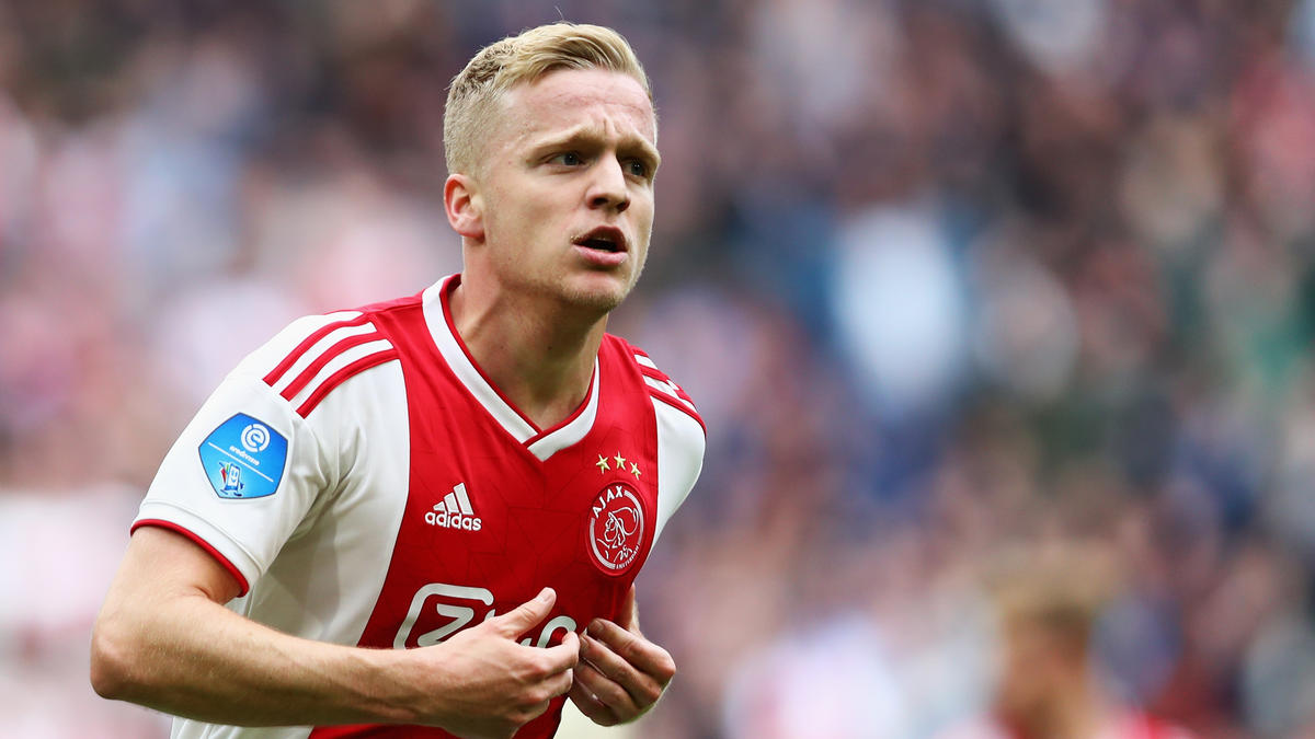 Donny van de Beek soll beim FC Bayern auf dem Wunschzettel stehen Donny van de Beek soll beim FC Bayern auf dem Wunschzettel stehen