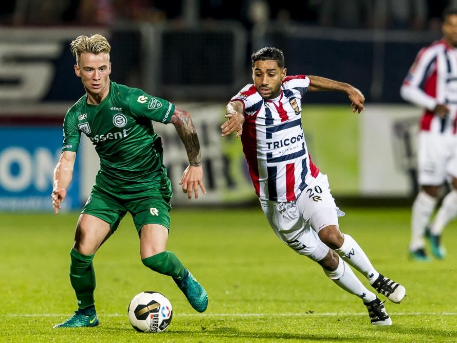 Willem II-speler Anouar Kali (r.) probeert Albert Rusnák van FC Groningen te achterhalen. (29-10-2016)