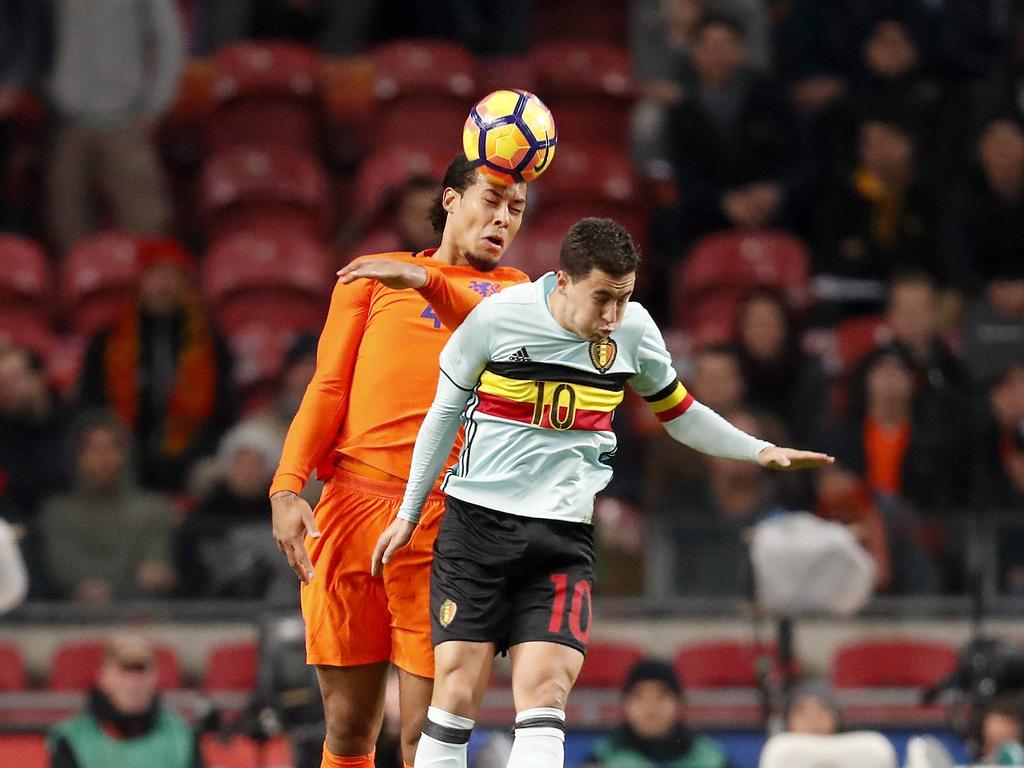 Virgil van Dijk (l.) heerst in de lucht tegen Eden Hazard (r.) tijdens de oefeninterland Nederland - België. (09-11-2016)