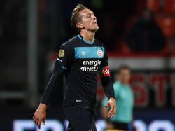 Luuk de Jong loopt zichtbaar balend over het veld in Tilburg. PSV komt tegen Willem II weer niet tot scoren. (19-11-2016)