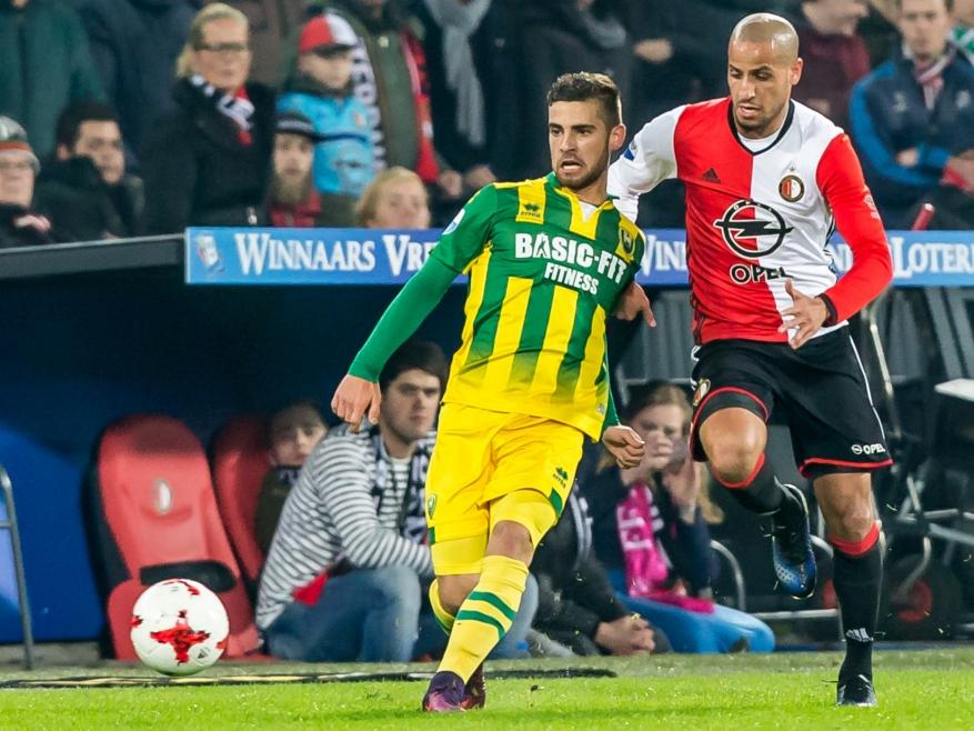 Karim El Ahmadi (r.) kan niet voorkomen dat Hector Hevel (l.) de bal naar voren speelt tijdens de bekerwedstrijd Feyenoord - ADO Den Haag. (14-12-2016) Karim El Ahmadi (r.) kan niet voorkomen dat Hector Hevel (l.) de bal naar voren speelt tijdens de bekerwedstrijd Feyenoord - ADO Den Haag. (14-12-2016)