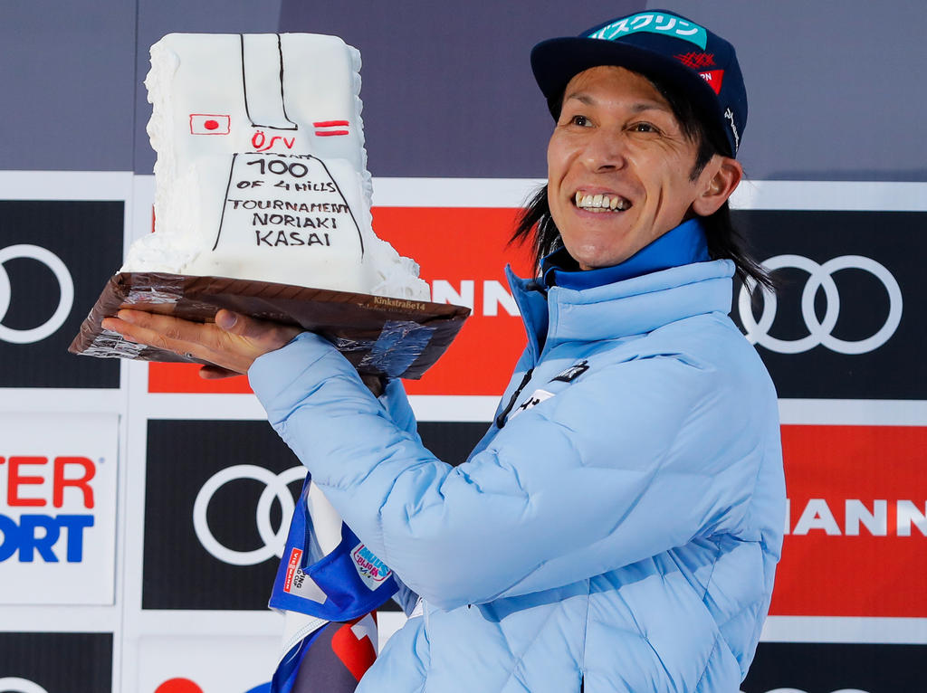 Stolz zeigt Noriaki Kasai seine Trophäe für sein 100. Turnierteilnahme Stolz zeigt Noriaki Kasai seine Trophäe für sein 100. Turnierteilnahme