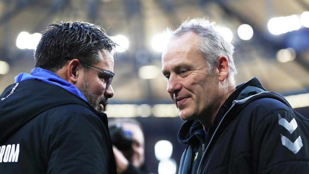 Schalke-Trainer David Wagner mit Freiburgs Christian Streich im Gespräch