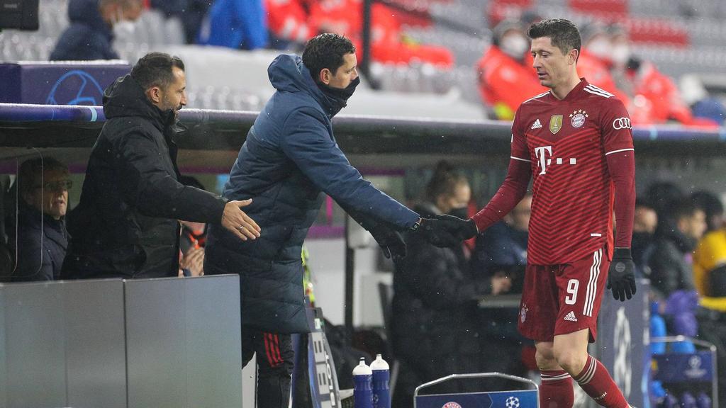 Robert Lewandowski (re.) ist nicht ganz zufrieden beim FC Bayern Robert Lewandowski (re.) ist nicht ganz zufrieden beim FC Bayern