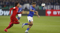 Schalke-Leihspieler Todibo im Duell mit Joshua Zirkzee vom FC Bayern