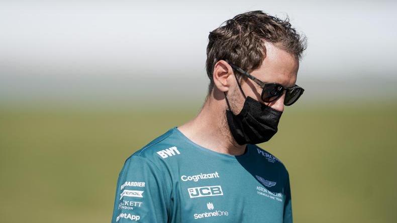Sebastian Vettel vom Team Aston-Martin trifft an der Rennstrecke in Spanien ein