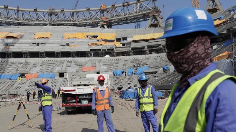 Bauarbeiter arbeiten am Lusail-Stadion, einem der Stadien der WM 2022