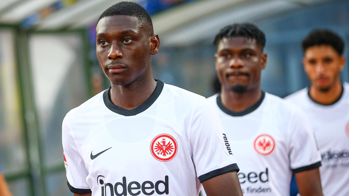 Fast hätte Kolo Muani weiter im Trikot von Eintracht Frankfurt spielen müssen