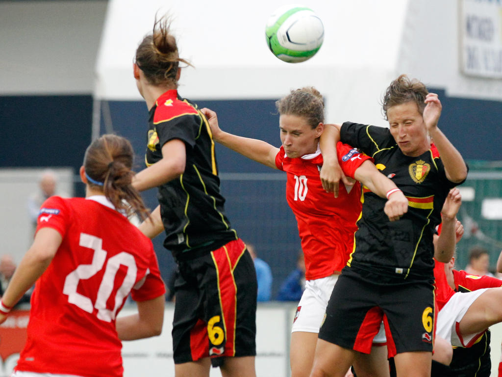 Kopfballduell zwischen Nina Burger (10) und Nicky van en Abbeele (6) beim freundschaftlichen Test zwischen Österreich und Belgien