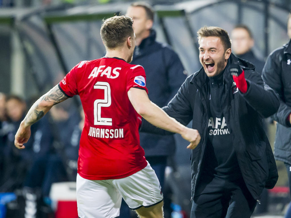 Mattias Johansson (l.) viert de 1-0 samen met bankzitter Muamer Tanković (r.) tijdens het competitieduel AZ Alkmaar - FC Utrecht. (19-12-2015)